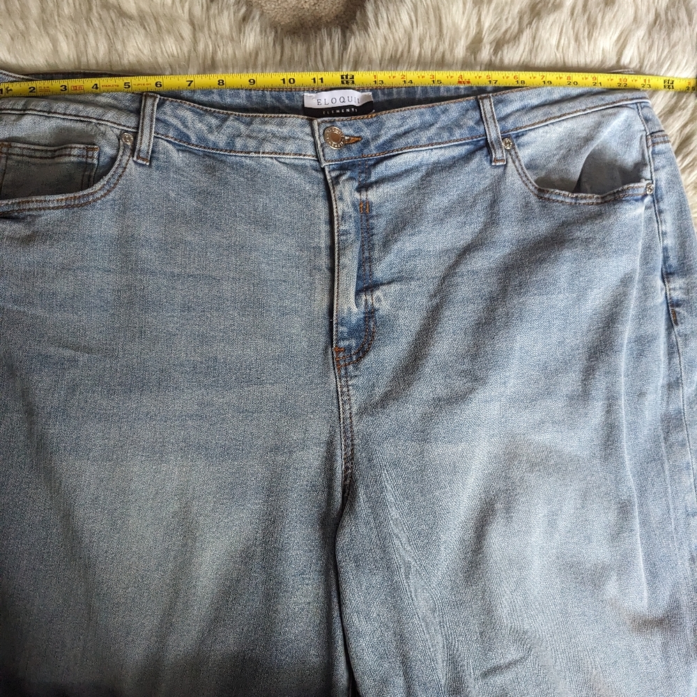 Final Price NWT Eloquii Straight Leg Jeans With Slit in Light Wash - Picture 9 of 14
